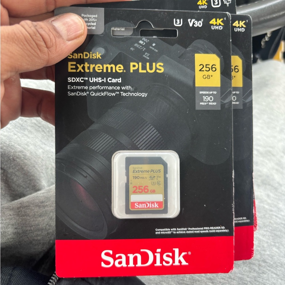 Andis Extreme PLUS 256GB SDXC UHS-I Card - Red and Black